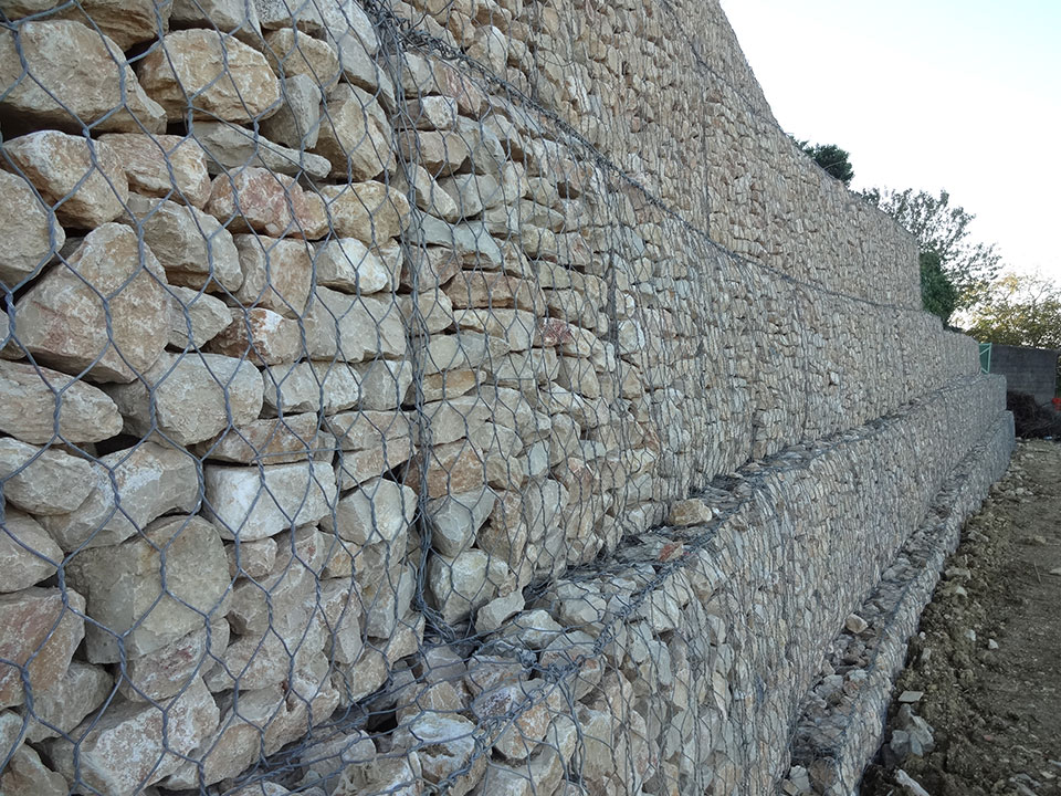 Reconstrução de Muro de Suporte em Gabiões